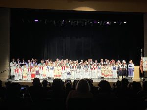 The full school and Klub Stepinac in nošnja on stage at the end of the concert, seen from the audience.