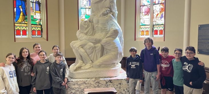 Hrvatska škola students with Ivan Meštrović's marble Pietà in the Basilica of the Sacred Heart at the University of Notre Dame.